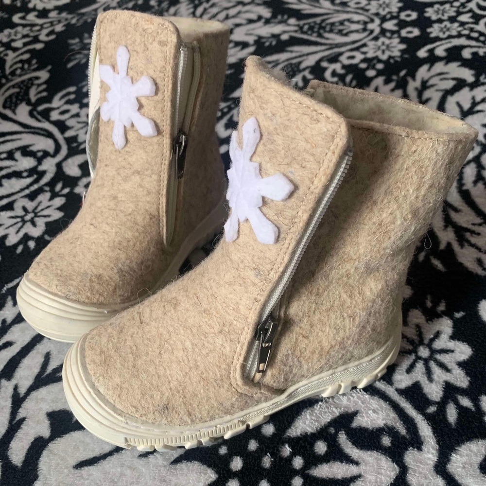 New children's w b 
Sheep's wool inside natural felt
Non-slip comf
up to -40
